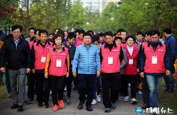대전시 공무원 노조원들과 아침 산책하는 권선택 대전시장