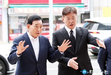 대화 나누는 박용갑 국회의원 당선자와 김제선 중구청장
