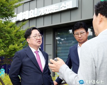 ‘대전사랑 우수 상품관’에서 대화 나누는 이장우 대전시장