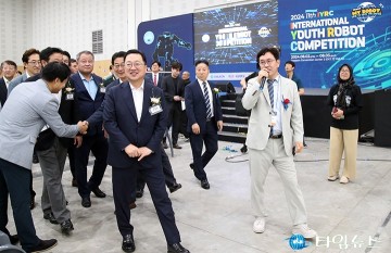 ‘로봇융합 페스티벌’ 둘러보는 이장우 대전시장