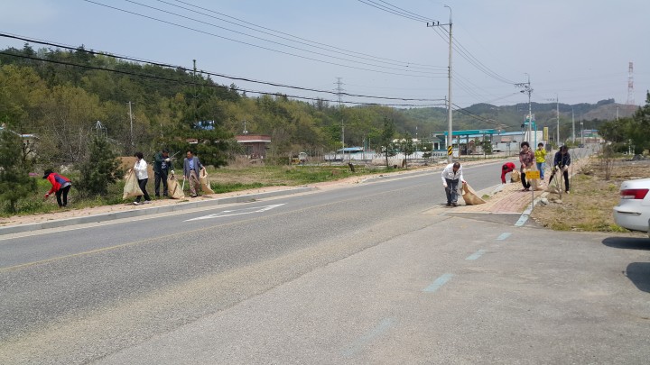 영동 양강면주민자치위원회, 면소재지 일원 환경정화활동 펼쳐