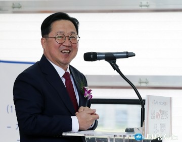 “한화가 9연승 하면 시장 책임?”…이장우 대전시장, 시구 전 농담 한마디에 웃음바다