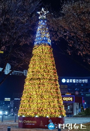 대전 대덕구, 중리네거리서 ‘성탄 트리 점등식’ 개최…따뜻한 연말 분위기 확산