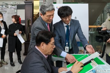 이강덕 시장, 장애인 유권자의 투표 편의 보장 ‘투표체험’ 참여