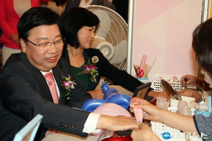 권선택 대전시장, 손톱에 하트를 그리다!