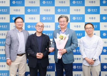 대안교육기관, 정용래 유성구청장에 감사패 전달