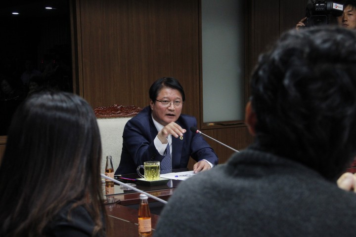 고래 싸움에 새우등 터진 '초등생들'