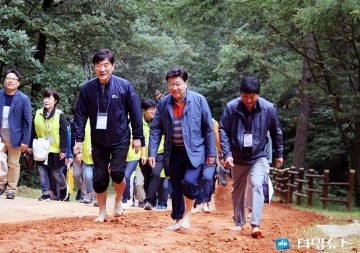 시민들과 황톳길 걷는 권선택 대전시장