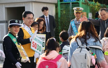 박희조 동구청장, 어린이 등굣길 교통안전 캠페인 실시