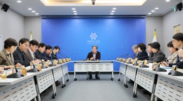정용래 유성구청장, 목재친화도시 안내 강화 주문…장대B 철거 안전 대책 지시