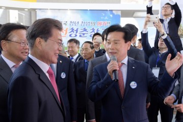 문 대통령 자치박람회 여수홍보부스 방문
