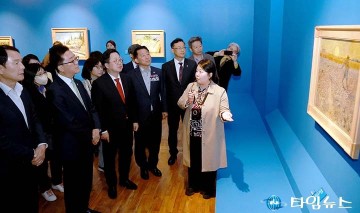‘불멸의 화가 반 고흐’ 작품 감상하는 이장우 대전시장과 조원휘 대전시의회 의장
