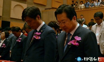 조승래·이장우 의원, 묵념