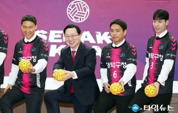 ‘세팍타크로팀’ 창단 축하하는 이장우 대전시장