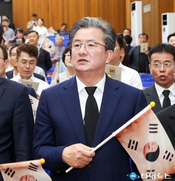 홍범도 장군 귀환 3주년 기념식에 참석한 정용래 유성구청장