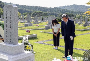 홍범도 장군 묘역 참배하는 정용래 유성구청장