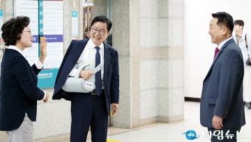 대화 나누는 전명자 구의장·장종태 당선자·서철모 구청장