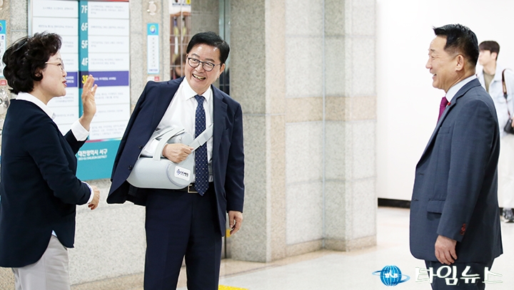 대화 나누는 전명자 구의장·장종태 당선자·서철모 구청장