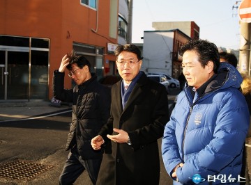 홍종학 장관과 대화하는 이재관 대전시장 권한대행