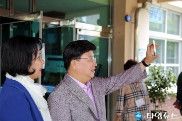 권선택 대전시장 부인과 함께 투표 인증샷
