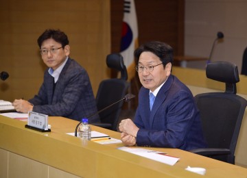 강기정 광주시장, (재)광주디자인진흥원 업무보고…디자인비엔날레 성공 개최 논의