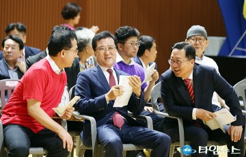대화 나누는 박희조·조원휘·이장우
