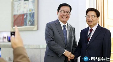 불출마 밝힌 권선택…시의회 앞 장종태와 ‘찰칵’