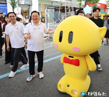 “꿈돌이와 함께한 한 컷”…이장우 대전시장, 0시 축제의 상징과 만나다