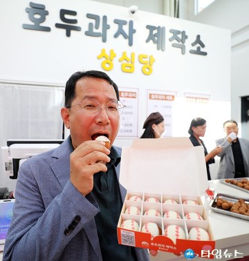 김석환 중구의회 의원, 야구공 호두과자 맛보며 ‘홈런급 맛’ 감탄