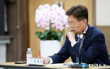 메모하는 김제선 중구청장