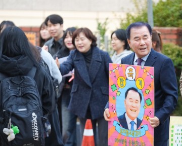 김지철 충남교육감, 서산여고 찾아 수능 수험생 격려…전 시험장 안전 점검 총력