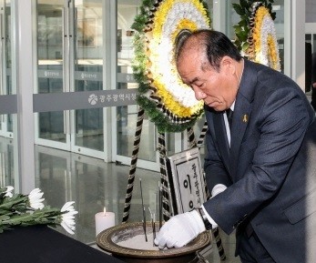 장휘국 광주시교육감  광주 세월호 분향소에 헌화·분향