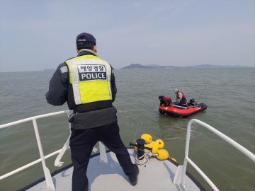 지난 12일 낮 표류 레저보트 1척 2명 구조 한 태안해경