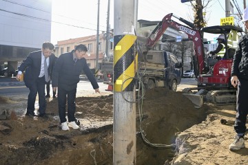 김천시의회, 새벽 상수도 누수 현장 찾아 긴급 복구 작업 지원