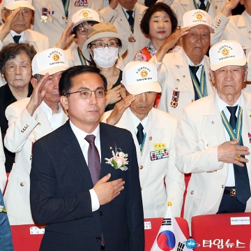 6·25전쟁 기념식에서 국민의례 하는 박희조 동구청장
