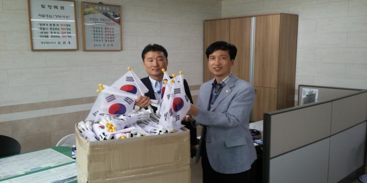 태극기 휘~날리며, 시민의 제헌절 태극기 사랑