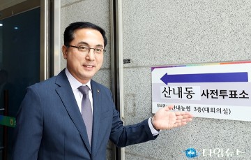 사전투표 인증하는 박희조 동구청장