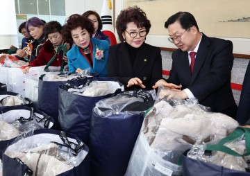 대전여성협의회, 취약가정 50세대에 방한복·꿈돌이라면 전달…이장우 대전시장 “따뜻한 연말 만들겠다”