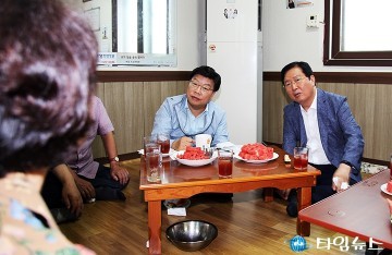 경청하는 권선택 시장과 장종태 구청장