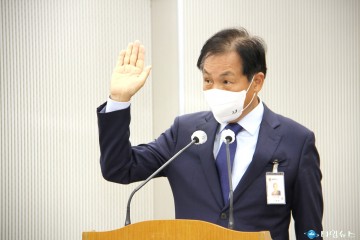 [2022년 국감] 국회 교육위원회 국감서 선서하는 정성택 전남대 총장