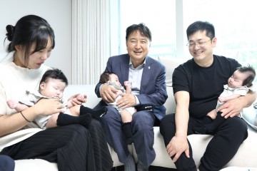 김영환 충북지사, 세쌍둥이 가정 방문…“아이 낳고 키우기 좋은 충북 만들 것”