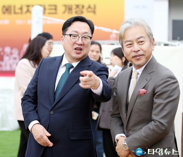 대화 나누는 이장우 대전시장과 황인규 CNCITY에너지 회장