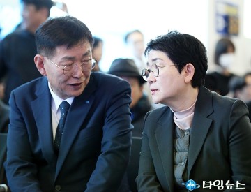 대화 나누는 김제선·박정현