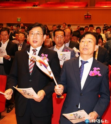 한글날 노래 부르는 김경훈 대전시의장과 설동호 대전시교육감 
