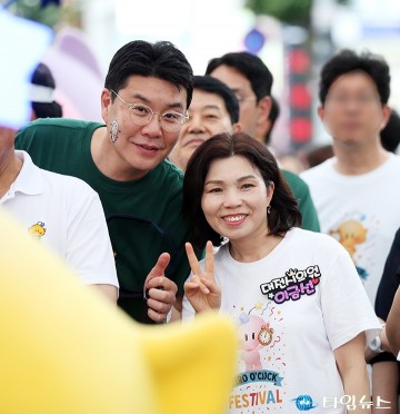 “환한 미소, 함께한 순간”…정명국·이금선 대전시의원 퍼레이드 포즈