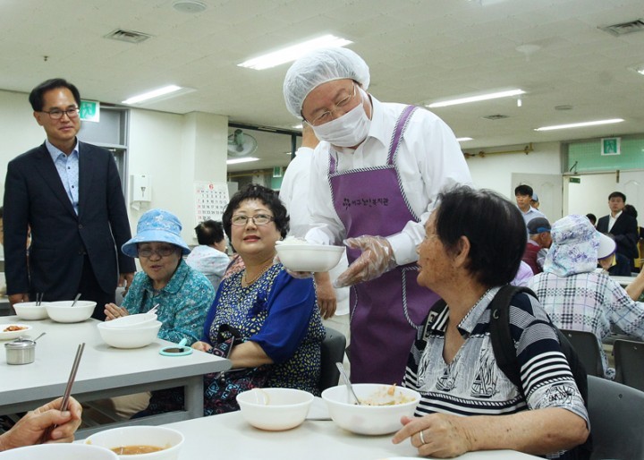 장종태 서구청장, 서구노인복지관 경로식당 방문해 어르신 및 종사자 격려