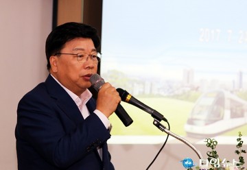 CSR지원센터 개소식에서 축사하는 권선택 대전시장