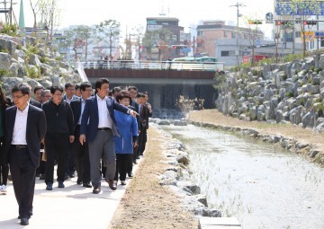 김만수 부천시장 시민 개방 앞둔 심곡천 현장 점검