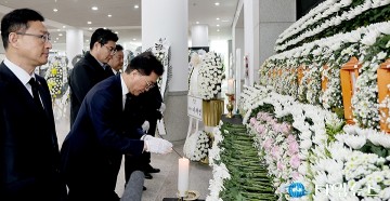 조원휘 대전시의회 의장 등 대전시의회, 문평동 화재 분향소 참배