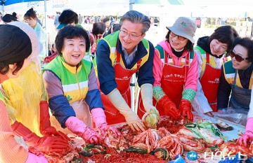 자원봉사자들과 김장하는 정용래 유성구청장